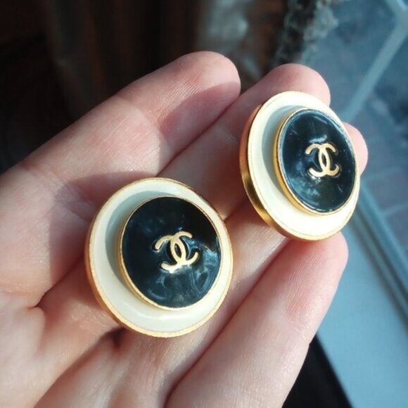 Chanel Vintage Interlocking Clip-On Earrings ๐ค๐คโจ - Picture 4 of 13